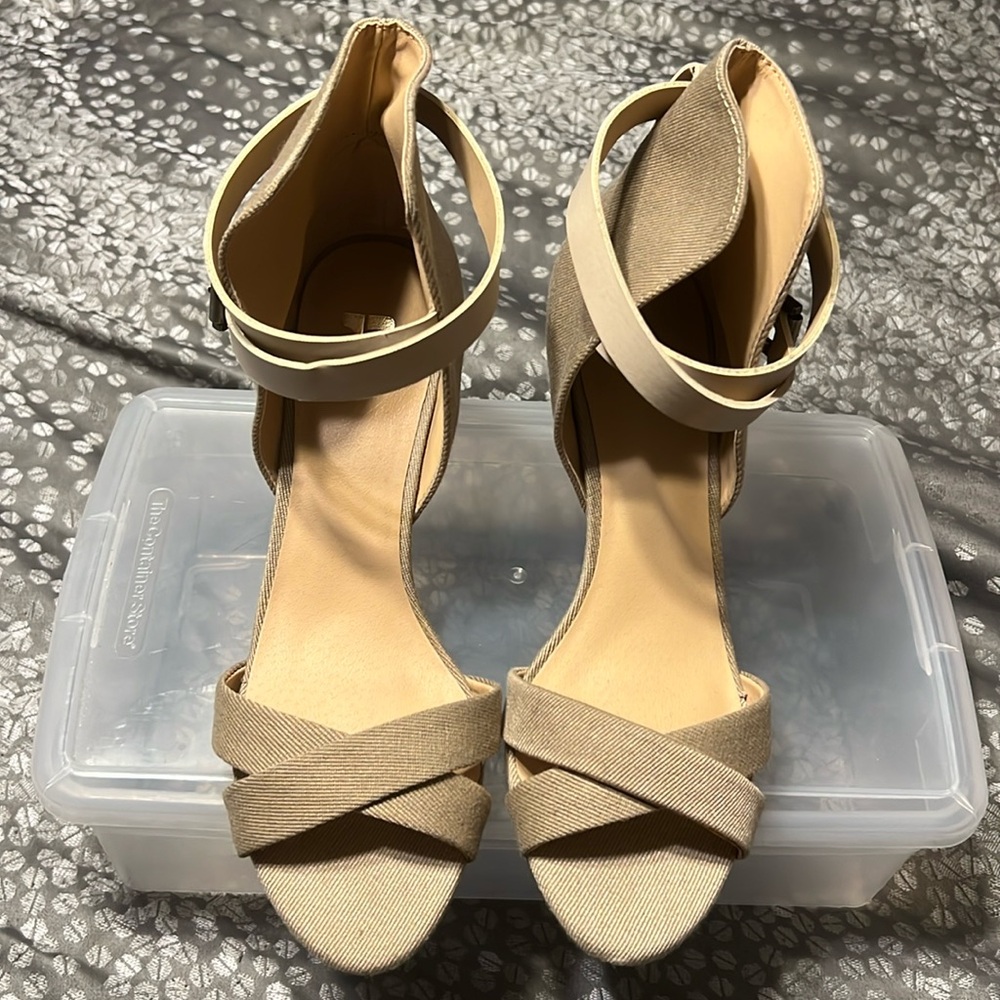 New Joe’s jeans heels 6.5 . Tan w/tan straps